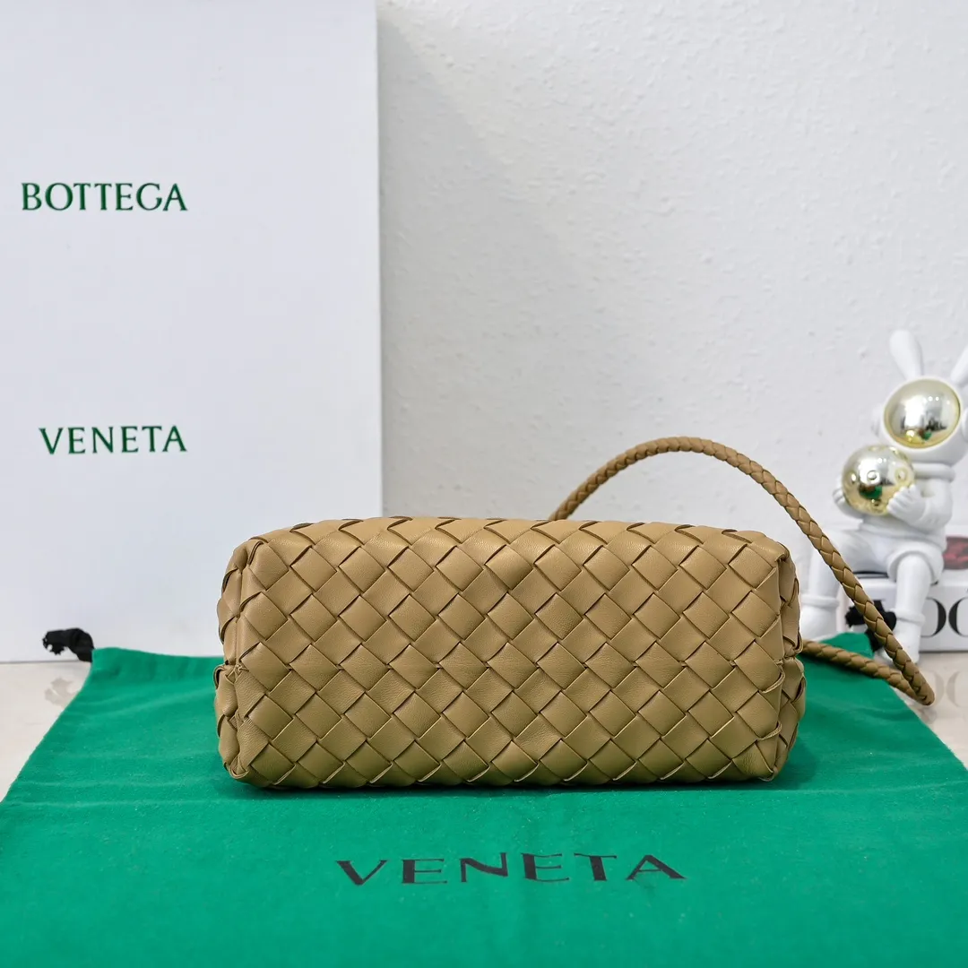 Batch 1860 B's 2023 spring and summer new model continues the brand's woven style with detailed metal knot switch buckles. This time, the shoulder straps are also made into tube weaves, showing different craftsmanship. The carrying method is versatile to create more different looks. Intrecciato woven leather small handbag, equipped with sliding crossbody strap. Internal compartments, including 1 zipper pocket and 2 open pockets with magnetic buckle closure. Size: 25*20*10cm, model: 7463#